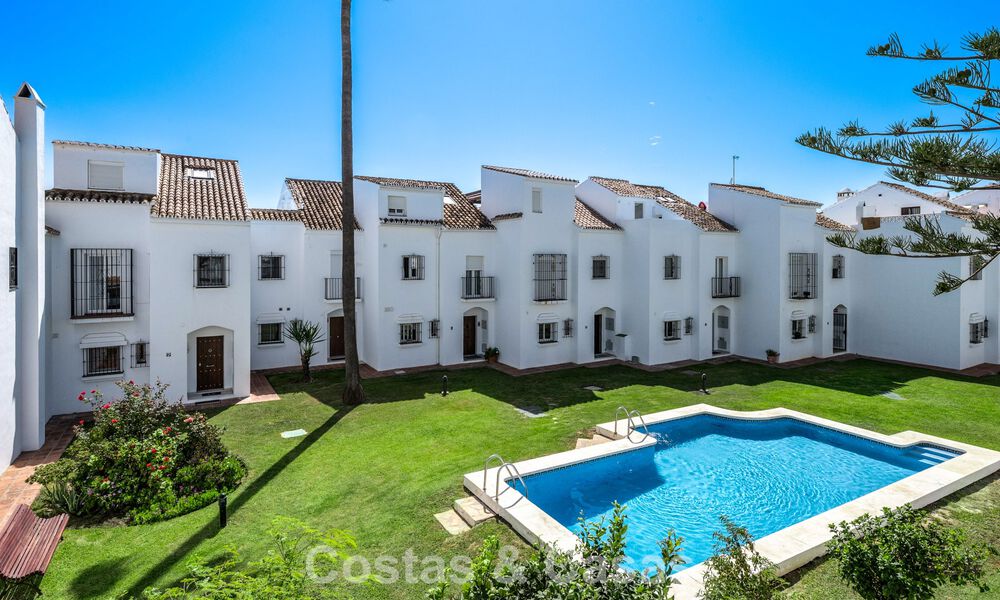 Espaciosa casa adosada en venta en una urbanización cerrada frente al mar al este de Marbella 787528