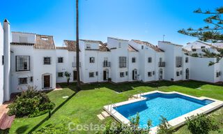 Espaciosa casa adosada en venta en una urbanización cerrada frente al mar al este de Marbella 787528 