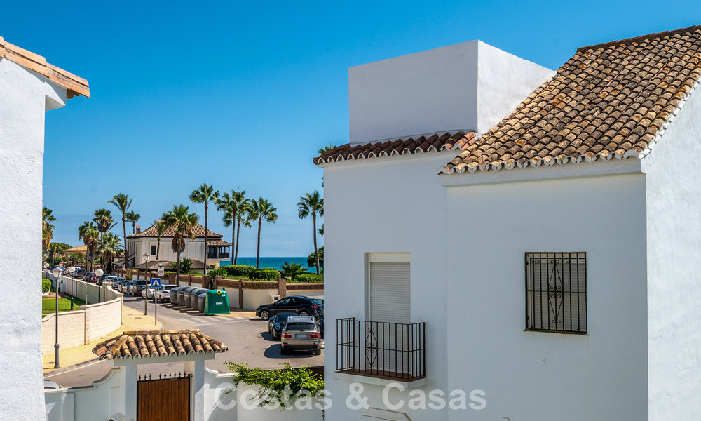 Espaciosa casa adosada en venta en una urbanización cerrada frente al mar al este de Marbella 787529