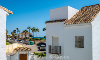 Espaciosa casa adosada en venta en una urbanización cerrada frente al mar al este de Marbella 787529 