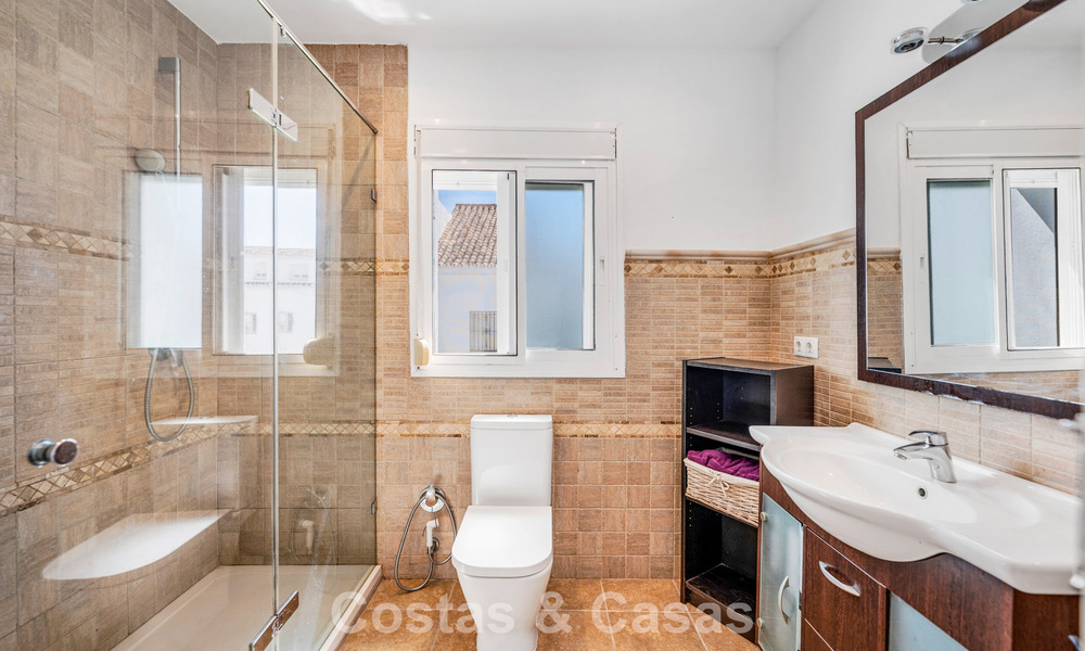 Espaciosa casa adosada en venta en una urbanización cerrada frente al mar al este de Marbella 787530