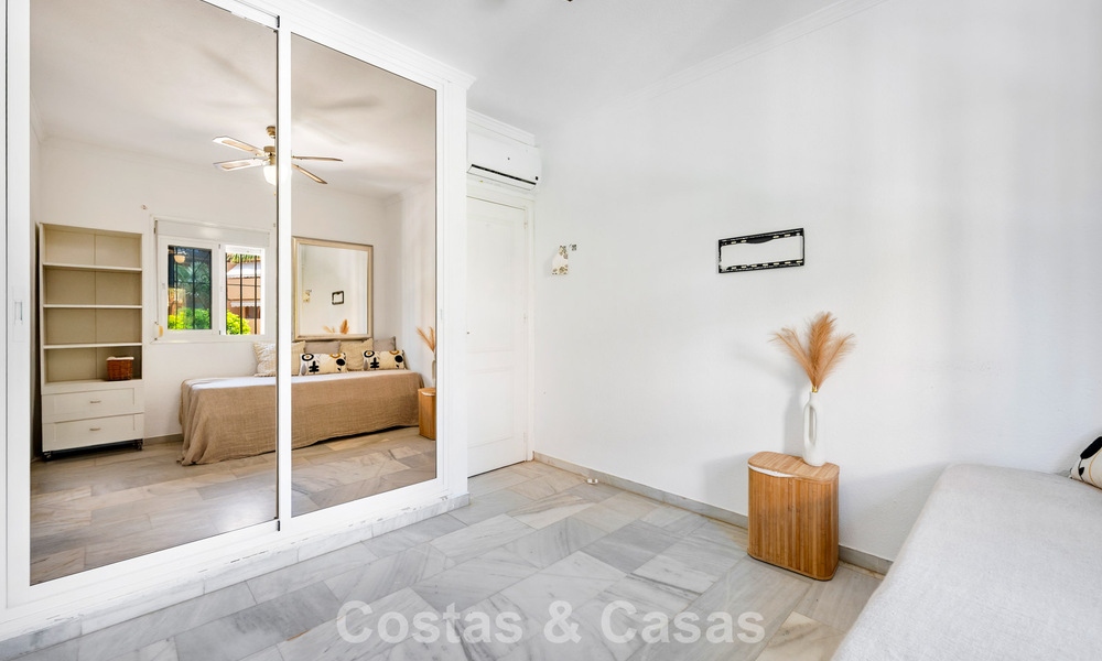 Espaciosa casa adosada en venta en una urbanización cerrada frente al mar al este de Marbella 787534