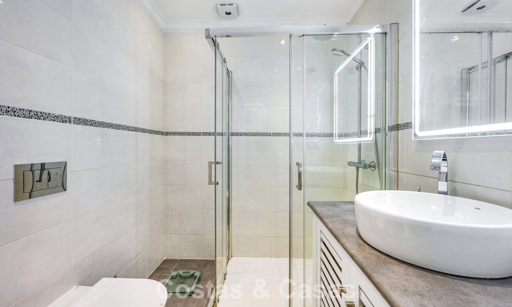 Espaciosa casa adosada en venta en una urbanización cerrada frente al mar al este de Marbella 787535