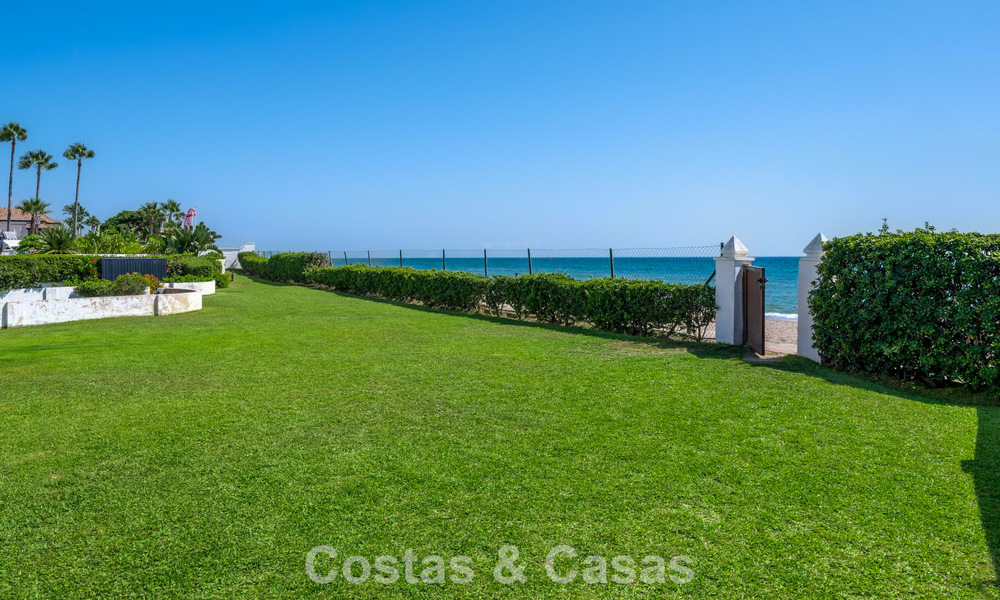 Espaciosa casa adosada en venta en una urbanización cerrada frente al mar al este de Marbella 787536