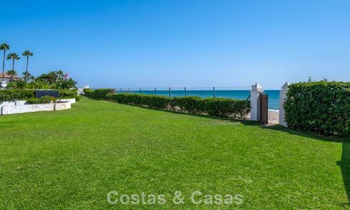 Espaciosa casa adosada en venta en una urbanización cerrada frente al mar al este de Marbella 787536