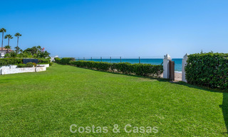 Espaciosa casa adosada en venta en una urbanización cerrada frente al mar al este de Marbella 787536 