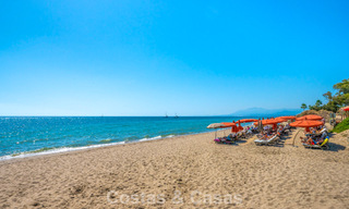 Espaciosa casa adosada en venta en una urbanización cerrada frente al mar al este de Marbella 787537 