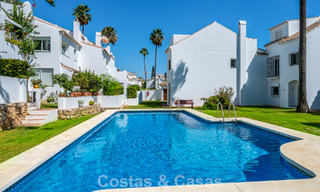 Espaciosa casa adosada en venta en una urbanización cerrada frente al mar al este de Marbella 787538 