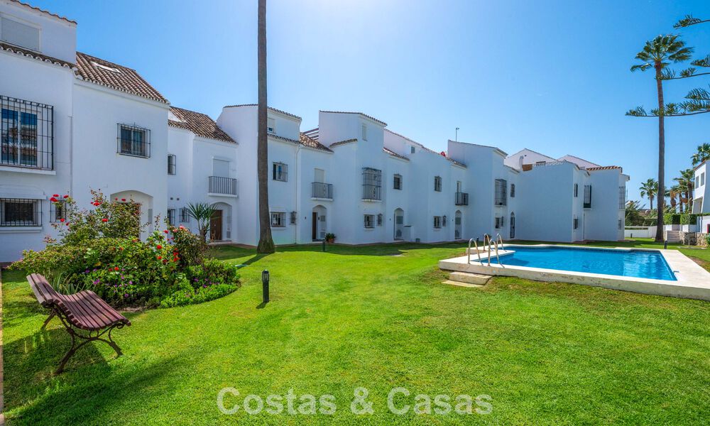 Espaciosa casa adosada en venta en una urbanización cerrada frente al mar al este de Marbella 787539