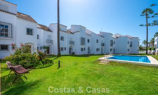Espaciosa casa adosada en venta en una urbanización cerrada frente al mar al este de Marbella 787539 