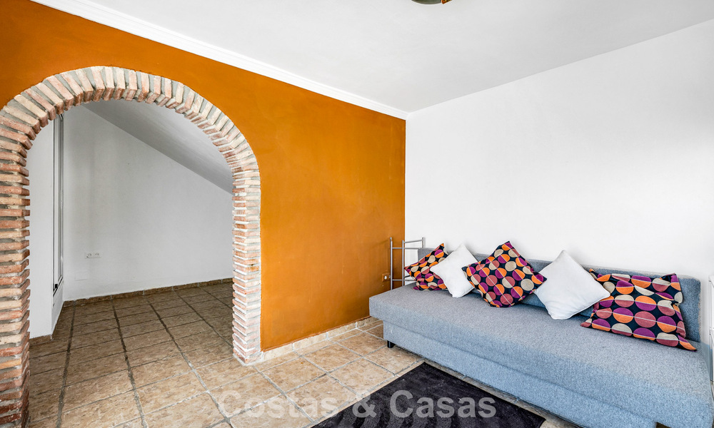 Espaciosa casa adosada en venta en una urbanización cerrada frente al mar al este de Marbella 787540