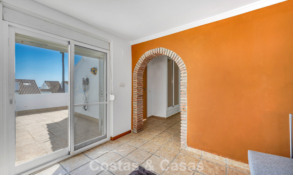 Espaciosa casa adosada en venta en una urbanización cerrada frente al mar al este de Marbella 787541