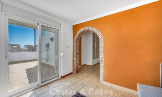 Espaciosa casa adosada en venta en una urbanización cerrada frente al mar al este de Marbella 787541 