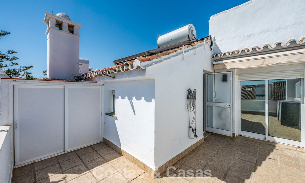 Espaciosa casa adosada en venta en una urbanización cerrada frente al mar al este de Marbella 787542