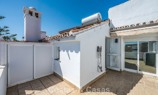 Espaciosa casa adosada en venta en una urbanización cerrada frente al mar al este de Marbella 787542 