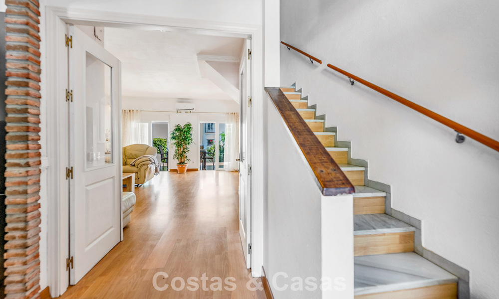 Espaciosa casa adosada en venta en una urbanización cerrada frente al mar al este de Marbella 787543