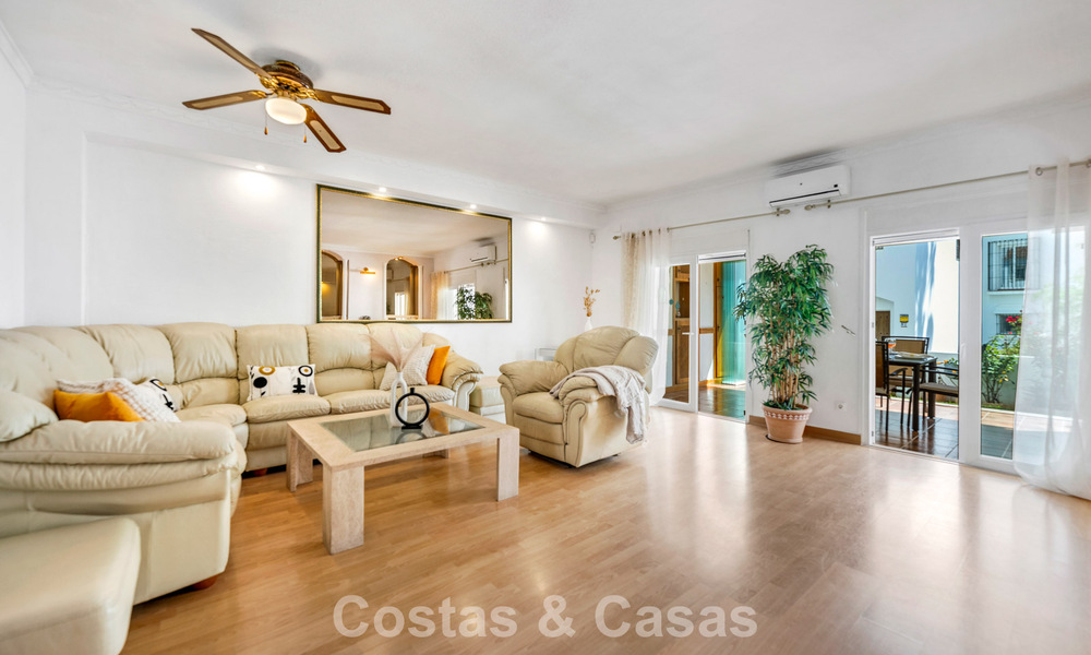 Espaciosa casa adosada en venta en una urbanización cerrada frente al mar al este de Marbella 787545