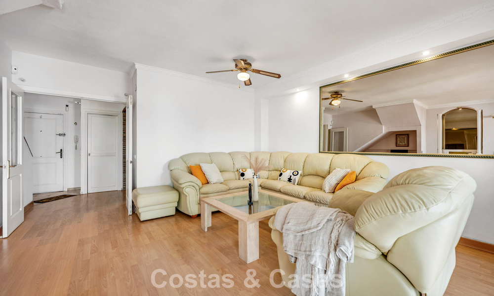 Espaciosa casa adosada en venta en una urbanización cerrada frente al mar al este de Marbella 787546