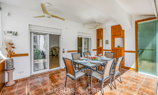 Espaciosa casa adosada en venta en una urbanización cerrada frente al mar al este de Marbella 787547 