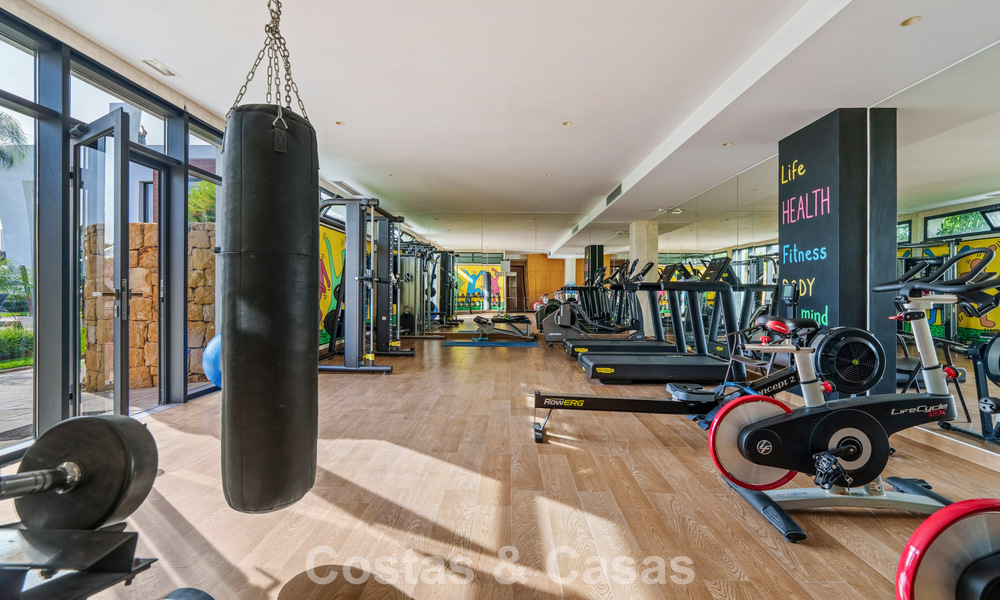 Lujoso apartamento con vistas al mar en venta en un complejo privilegiado de Sierra Blanca, en la Milla de Oro de Marbella 787597