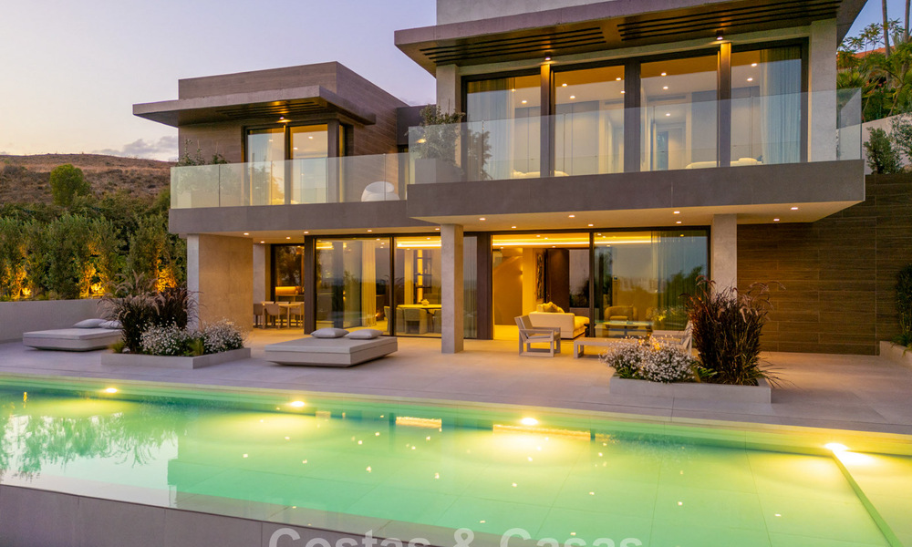 Lujosa villa de obra nueva, lista para entrar a vivir, en un prestigioso resort de golf de 5* en Marbella - Benahavís 787417