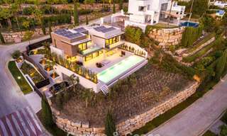 Lujosa villa de obra nueva, lista para entrar a vivir, en un prestigioso resort de golf de 5* en Marbella - Benahavís 787418 