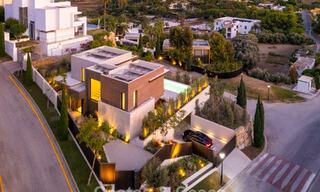Lujosa villa de obra nueva, lista para entrar a vivir, en un prestigioso resort de golf de 5* en Marbella - Benahavís 787419 