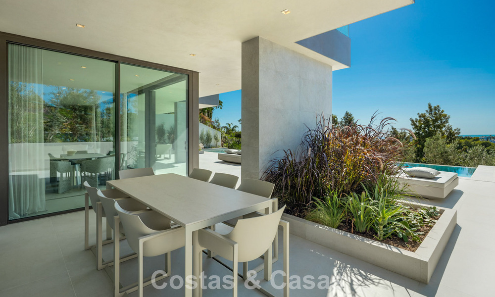 Lujosa villa de obra nueva, lista para entrar a vivir, en un prestigioso resort de golf de 5* en Marbella - Benahavís 787432