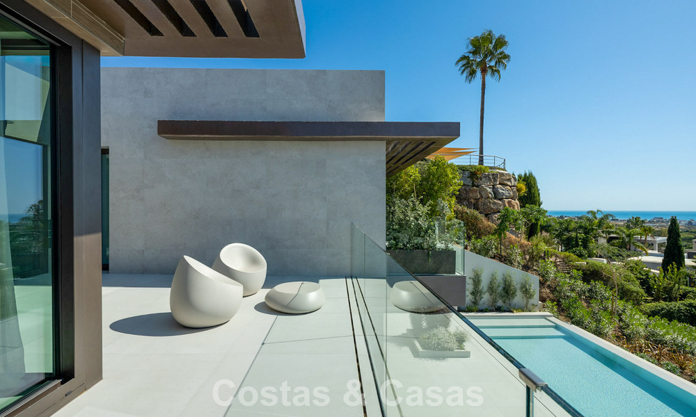 Lujosa villa de obra nueva, lista para entrar a vivir, en un prestigioso resort de golf de 5* en Marbella - Benahavís 787434