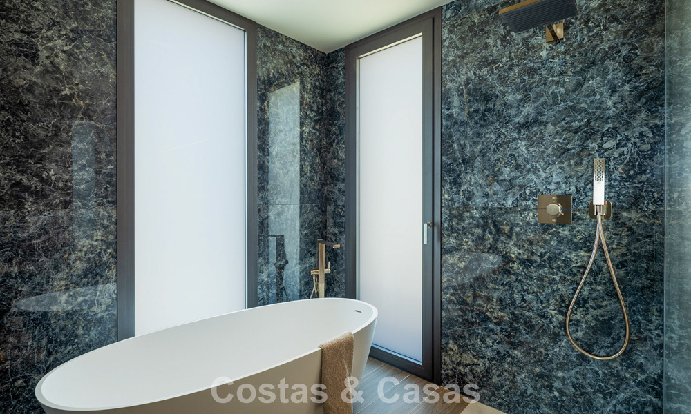 Lujosa villa de obra nueva, lista para entrar a vivir, en un prestigioso resort de golf de 5* en Marbella - Benahavís 787437