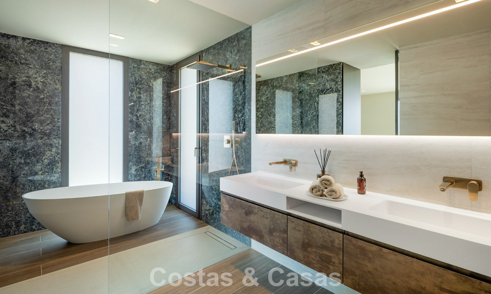Lujosa villa de obra nueva, lista para entrar a vivir, en un prestigioso resort de golf de 5* en Marbella - Benahavís 787438