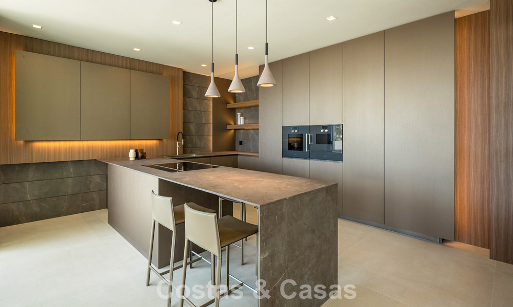 Lujosa villa de obra nueva, lista para entrar a vivir, en un prestigioso resort de golf de 5* en Marbella - Benahavís 787448