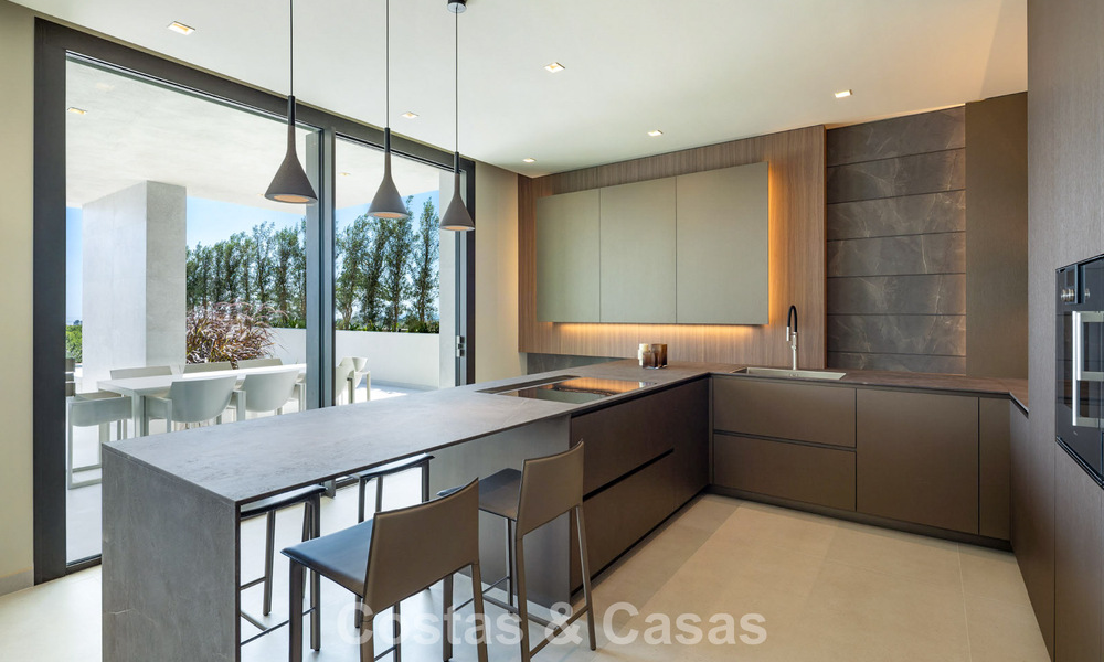 Lujosa villa de obra nueva, lista para entrar a vivir, en un prestigioso resort de golf de 5* en Marbella - Benahavís 787449