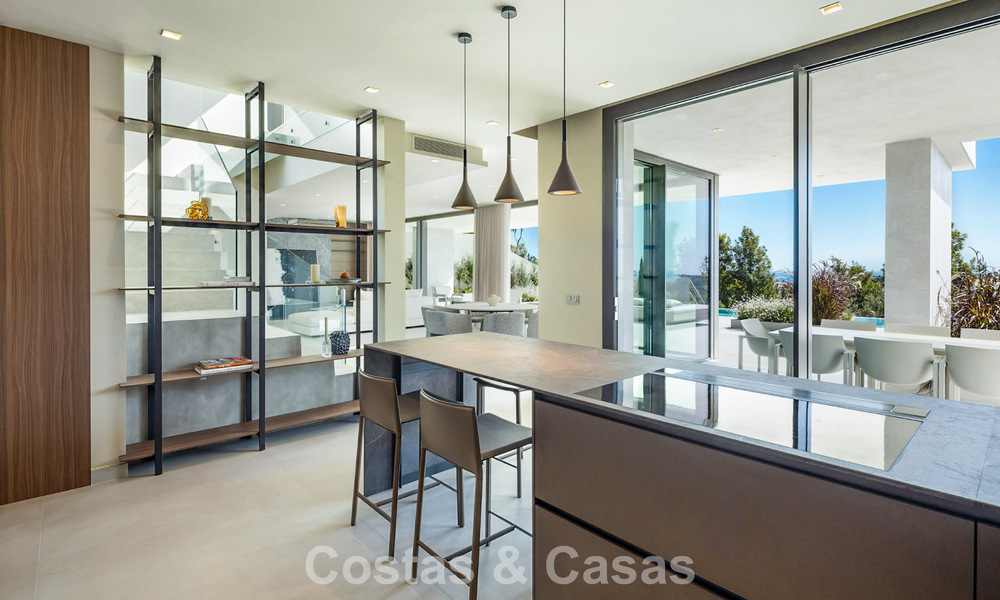 Lujosa villa de obra nueva, lista para entrar a vivir, en un prestigioso resort de golf de 5* en Marbella - Benahavís 787450