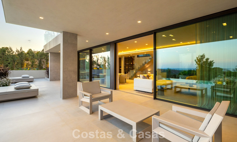 Lujosa villa de obra nueva, lista para entrar a vivir, en un prestigioso resort de golf de 5* en Marbella - Benahavís 787451