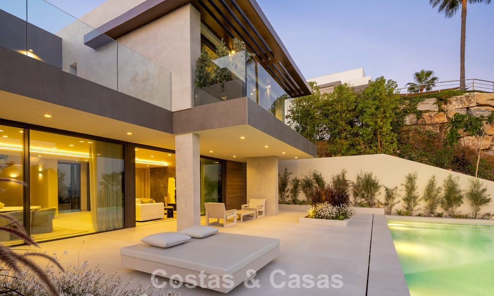 Lujosa villa de obra nueva, lista para entrar a vivir, en un prestigioso resort de golf de 5* en Marbella - Benahavís 787452