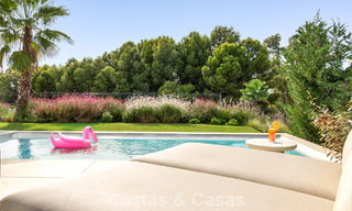 Moderna casa adosada en venta en un complejo de golf al este del centro de Marbella 787941 