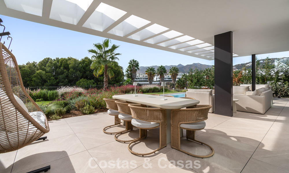 Moderna casa adosada en venta en un complejo de golf al este del centro de Marbella 787943
