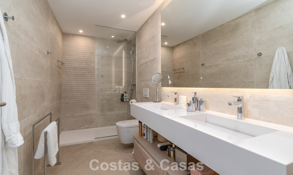 Moderna casa adosada en venta en un complejo de golf al este del centro de Marbella 787945