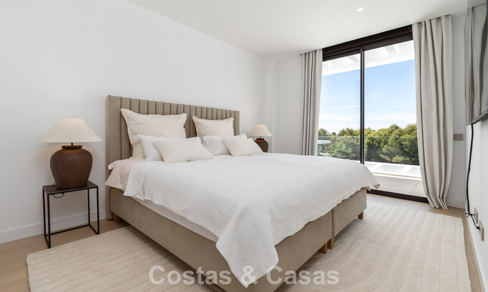 Moderna casa adosada en venta en un complejo de golf al este del centro de Marbella 787946