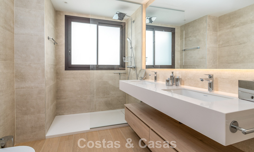 Moderna casa adosada en venta en un complejo de golf al este del centro de Marbella 787948