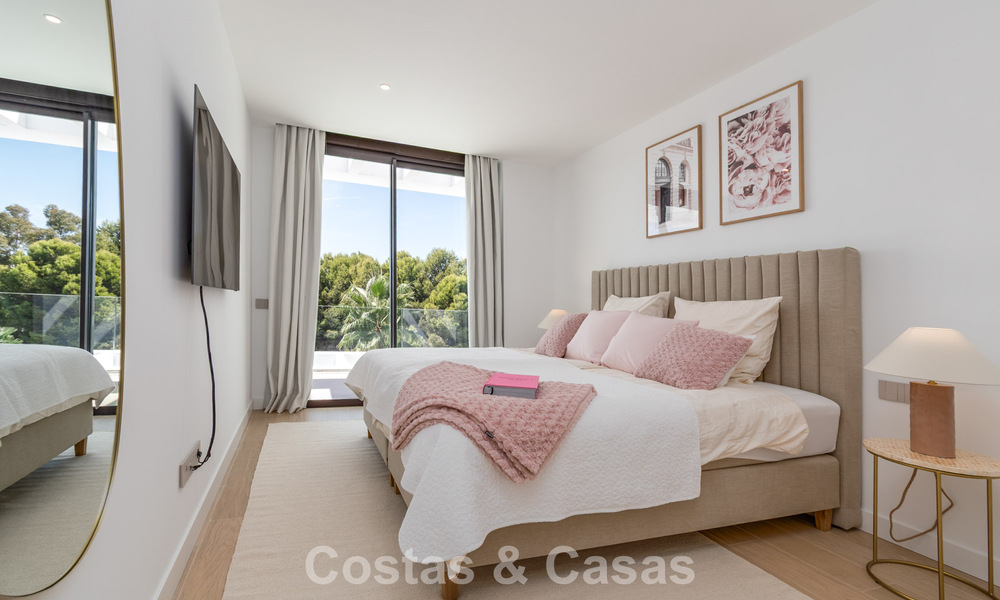 Moderna casa adosada en venta en un complejo de golf al este del centro de Marbella 787949