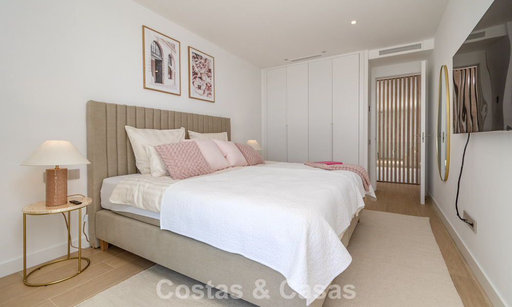 Moderna casa adosada en venta en un complejo de golf al este del centro de Marbella 787950