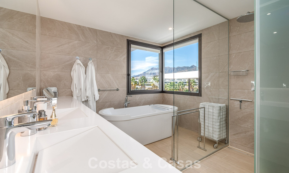 Moderna casa adosada en venta en un complejo de golf al este del centro de Marbella 787952