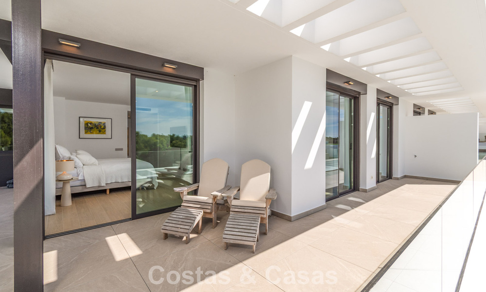 Moderna casa adosada en venta en un complejo de golf al este del centro de Marbella 787957