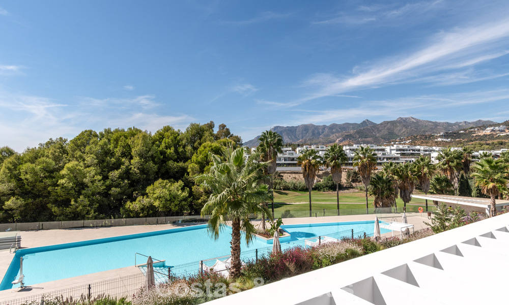 Moderna casa adosada en venta en un complejo de golf al este del centro de Marbella 787958