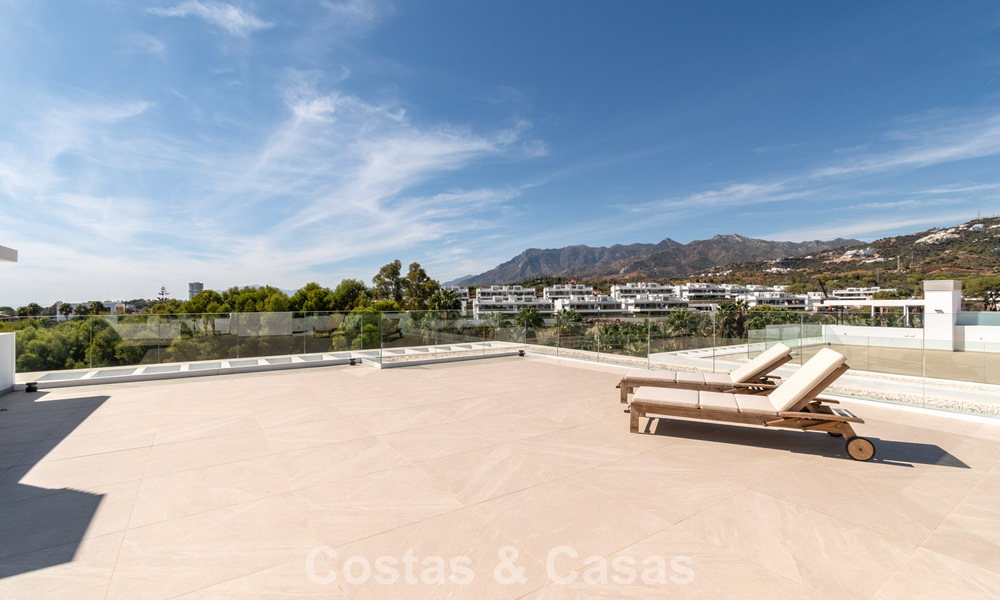 Moderna casa adosada en venta en un complejo de golf al este del centro de Marbella 787961