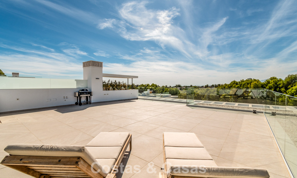 Moderna casa adosada en venta en un complejo de golf al este del centro de Marbella 787962