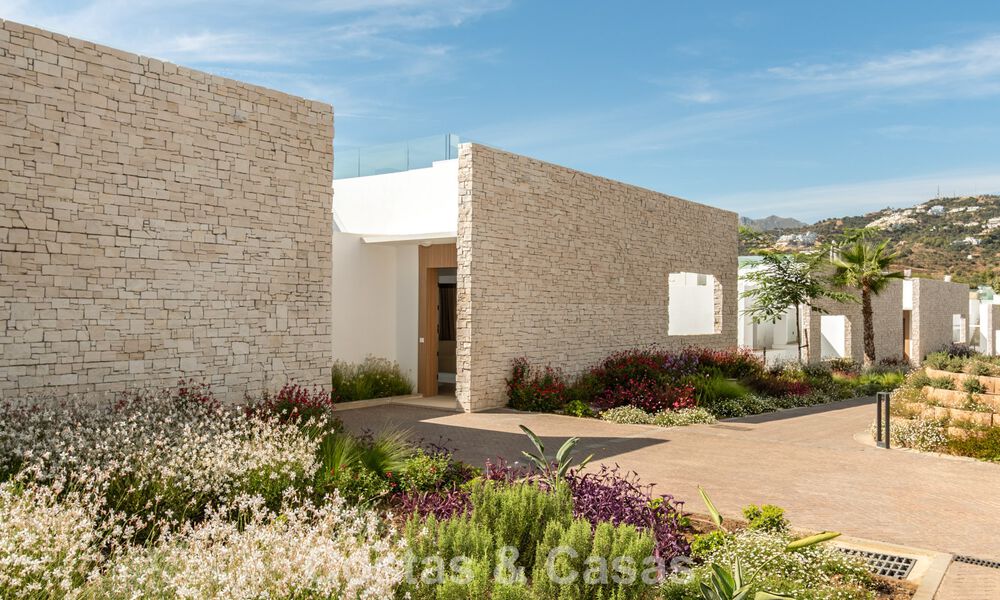 Moderna casa adosada en venta en un complejo de golf al este del centro de Marbella 787964