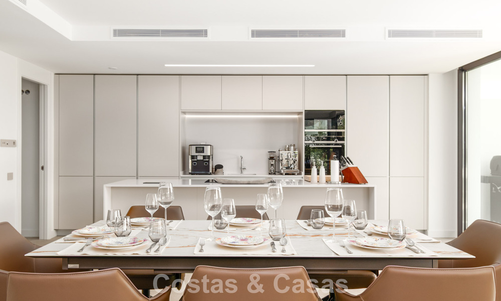 Moderna casa adosada en venta en un complejo de golf al este del centro de Marbella 787968